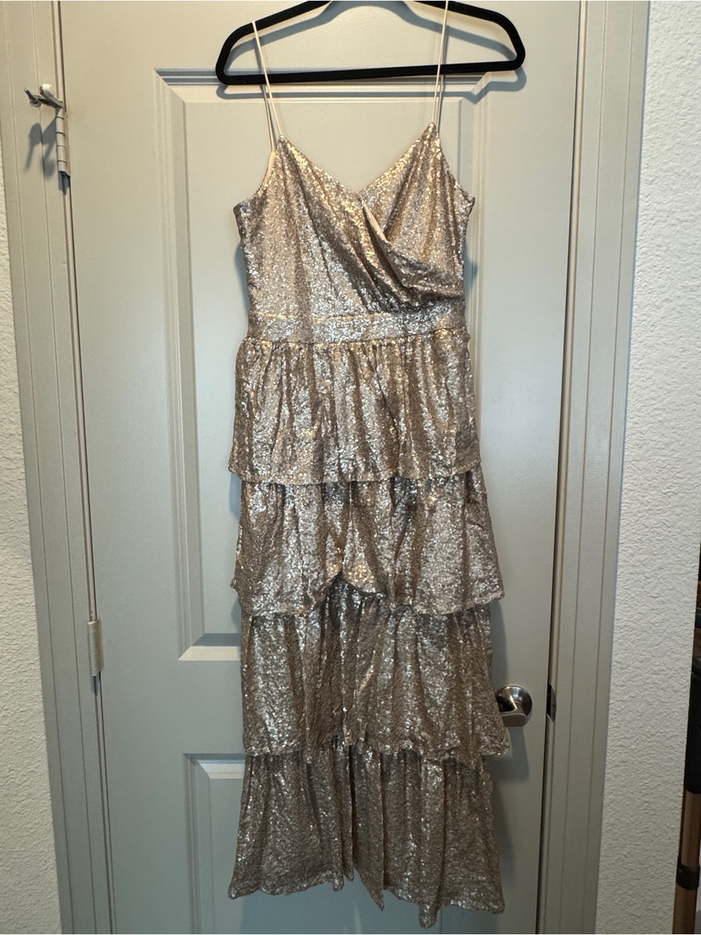 STUNNING - NEW Gold sequins tiered dress. Lena from NY&C. Size M.
